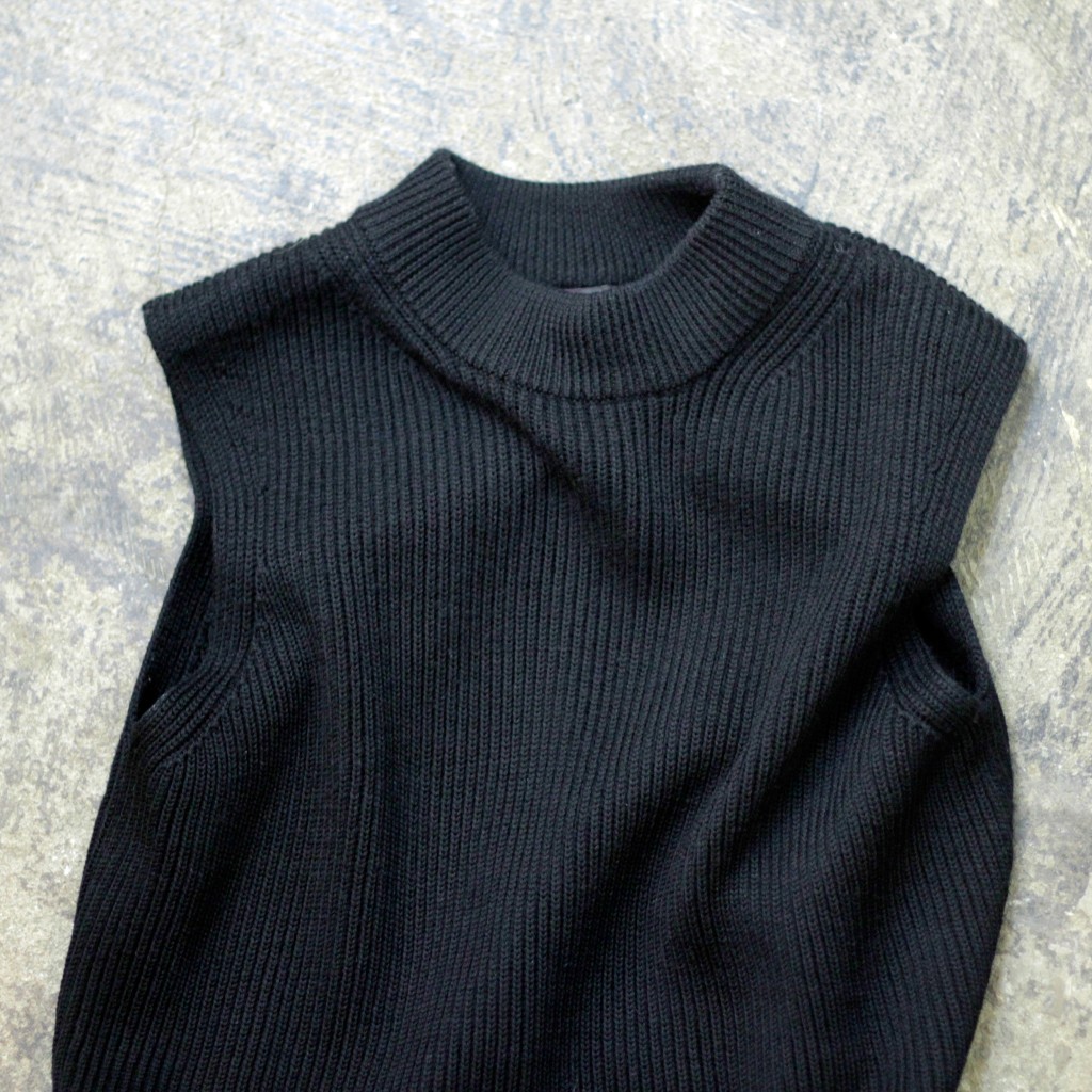 COS Sleeveless Hi-Neck Knit