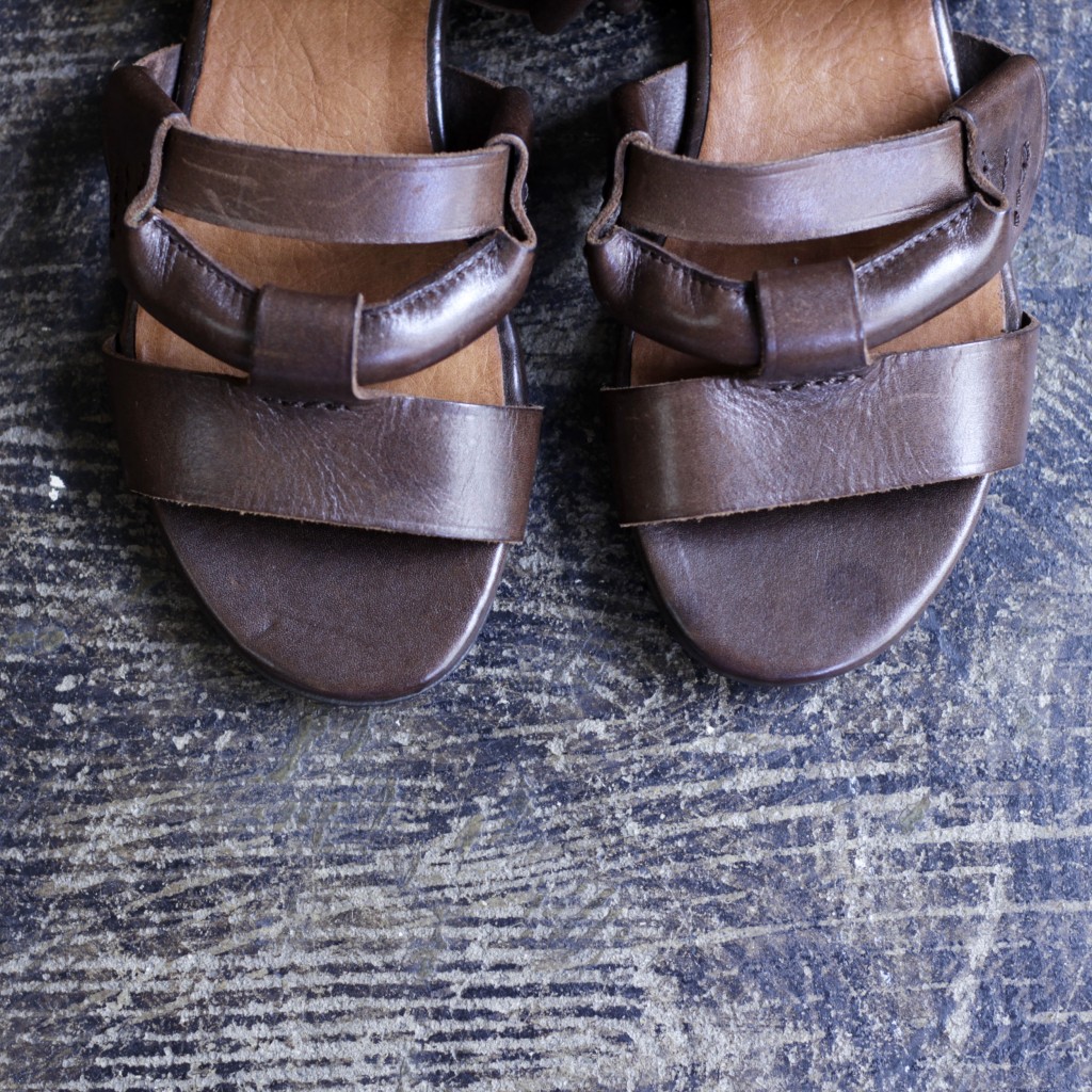 driesvannoten_leathersandal_01