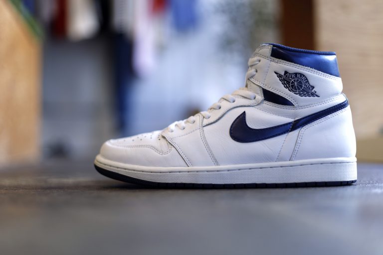NIKE AIR JORDAN 1 RETRO HIGH OG “METALLIC NAVY”
