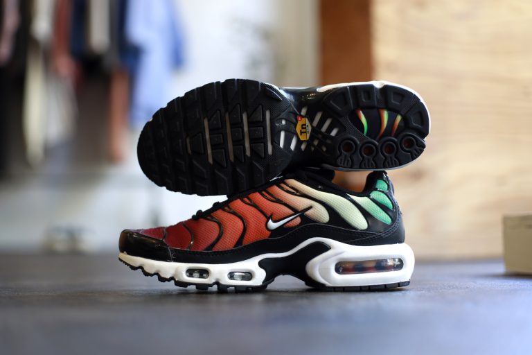 NIKE WMNS AIR MAX PLUS